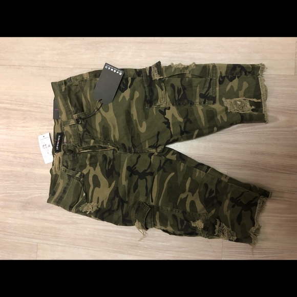 Fashion Nova Bermuda Shorts size Large - Picture 5 of 8